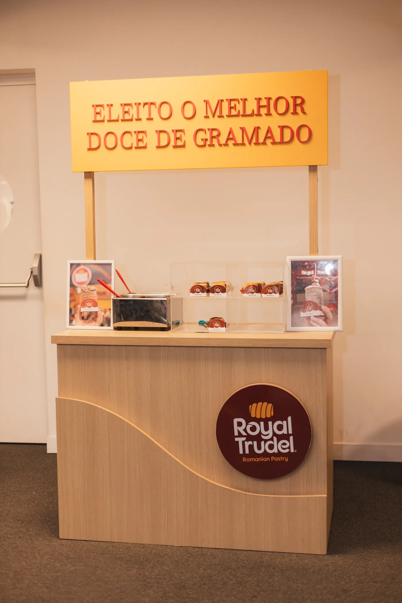 Stand da Royal Trudel montado, com os Trudels na vitrine